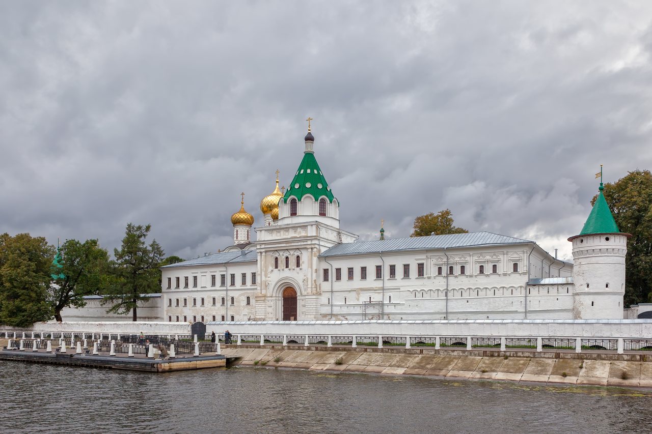 Ипатьевский монастырь в Костроме со стороны Волги
