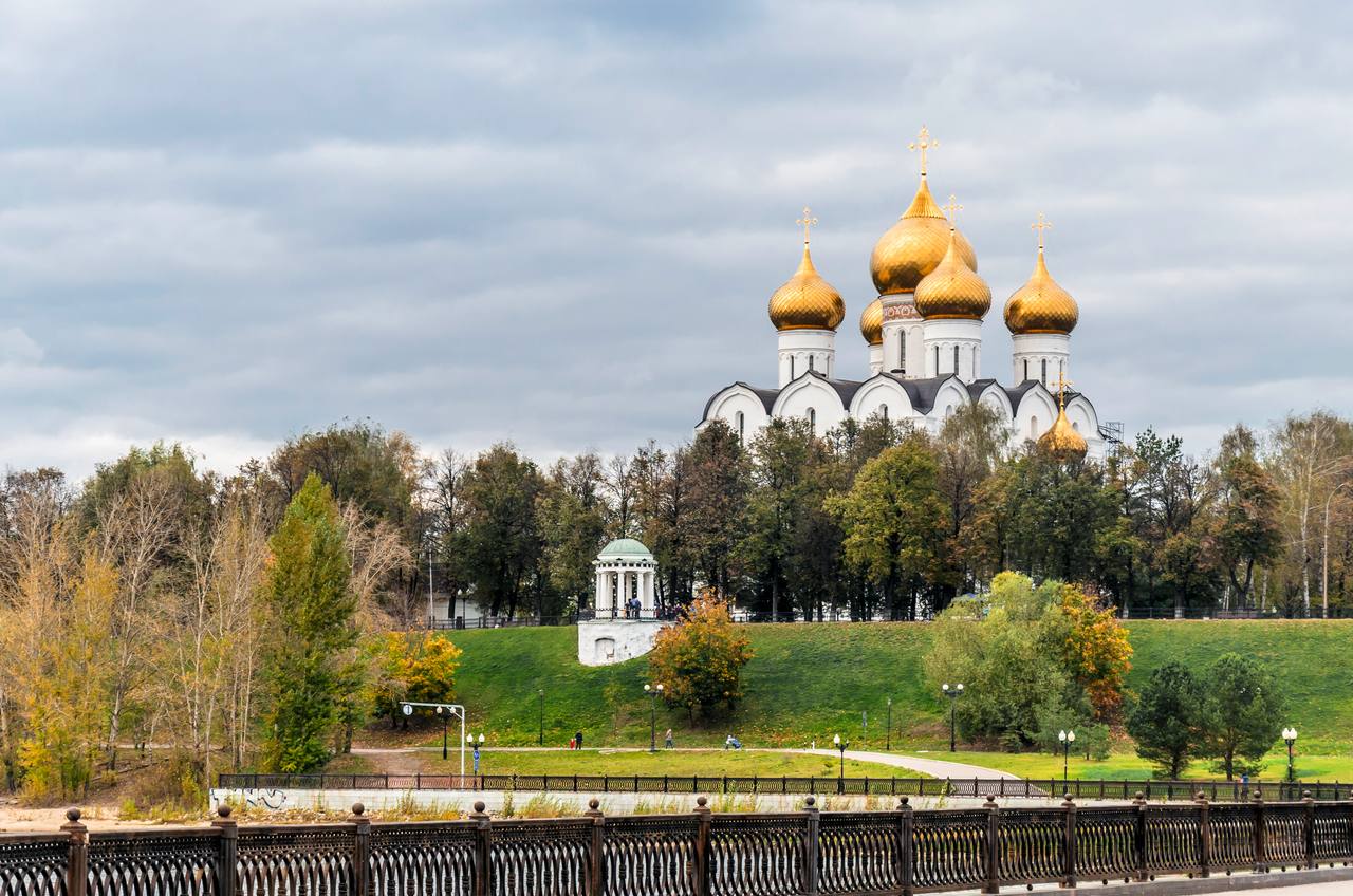 Успенский собор в Ярославле у набережной Волги