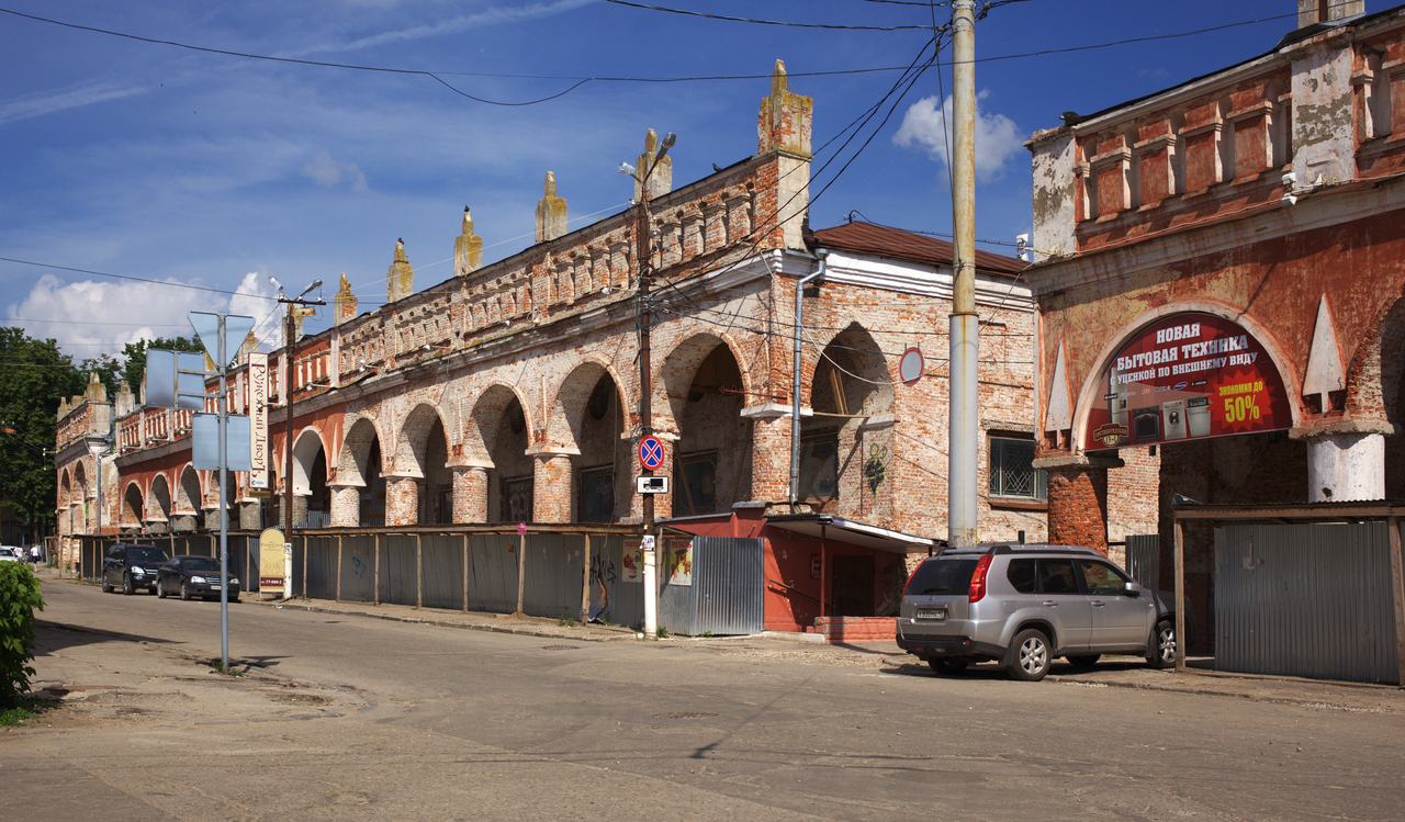 Краснокирпичный Гостиный двор с арочной галереей в Калуге