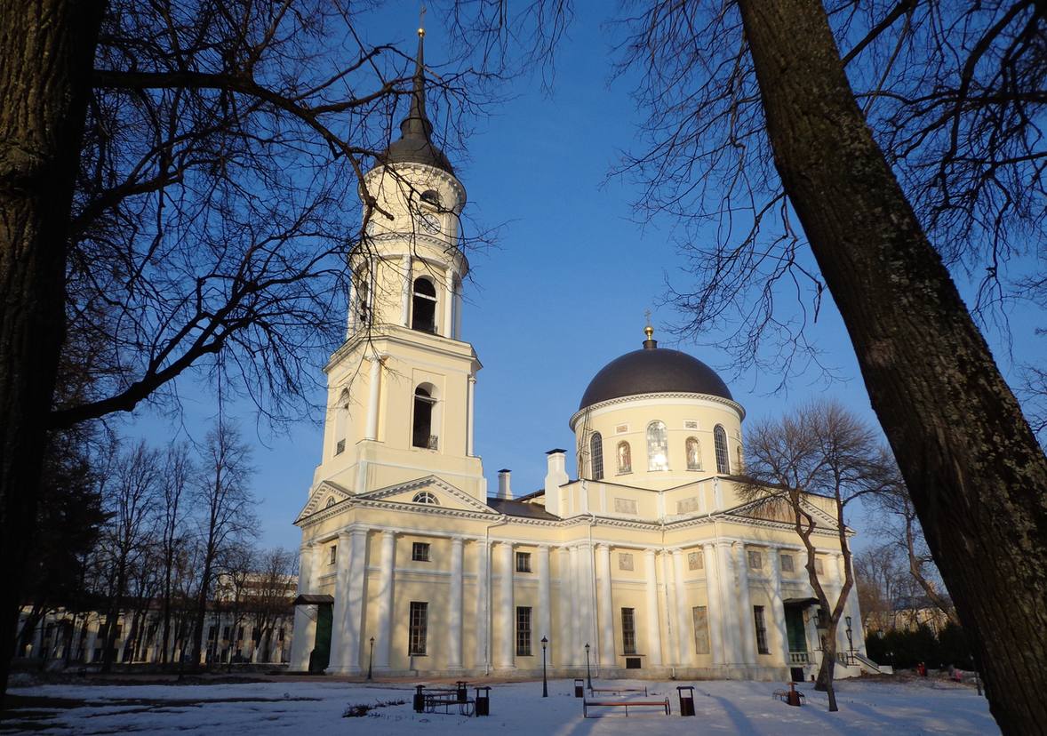 Троицкий кафедральный собор в Центральном парке Калуги