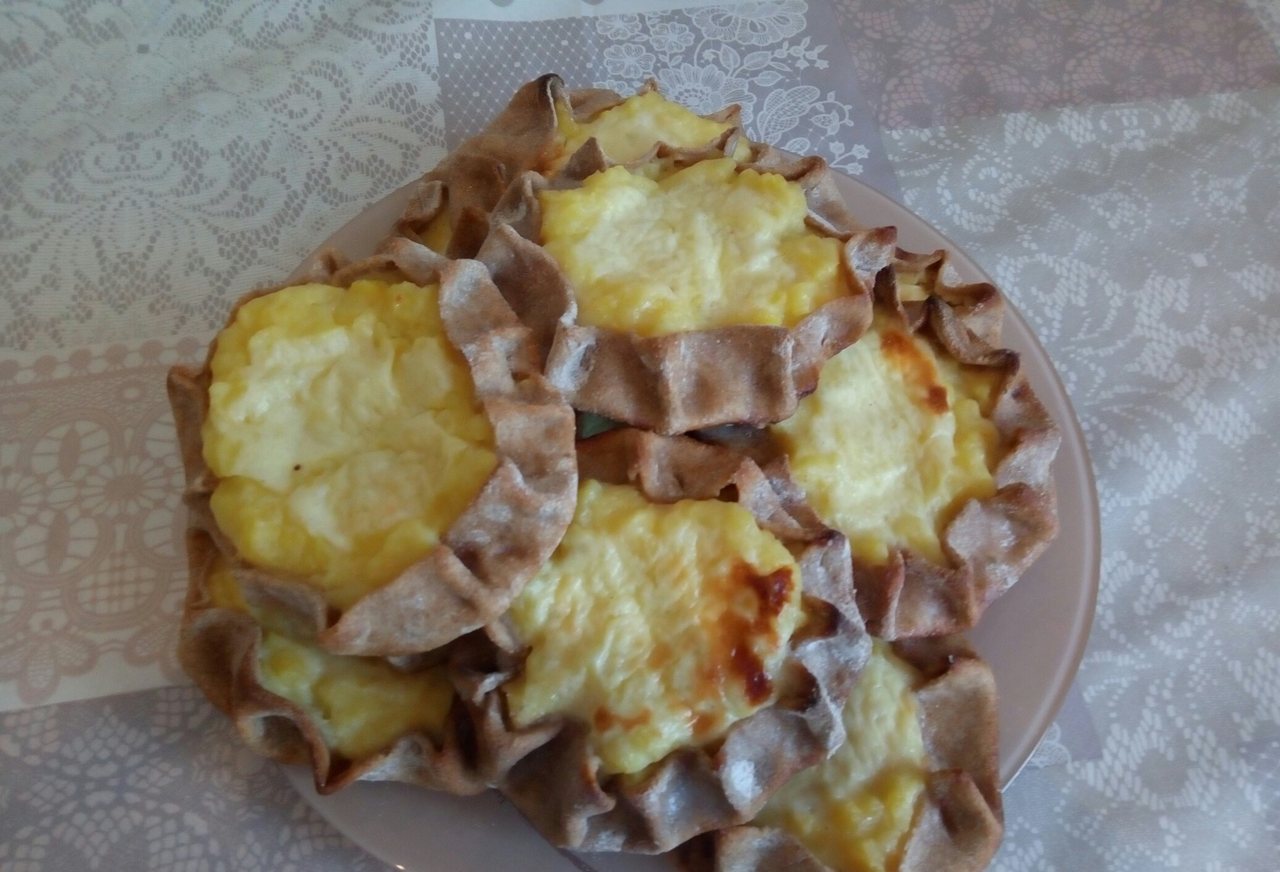 Карельские калитки, открытые ржаные пирожки с картофелем