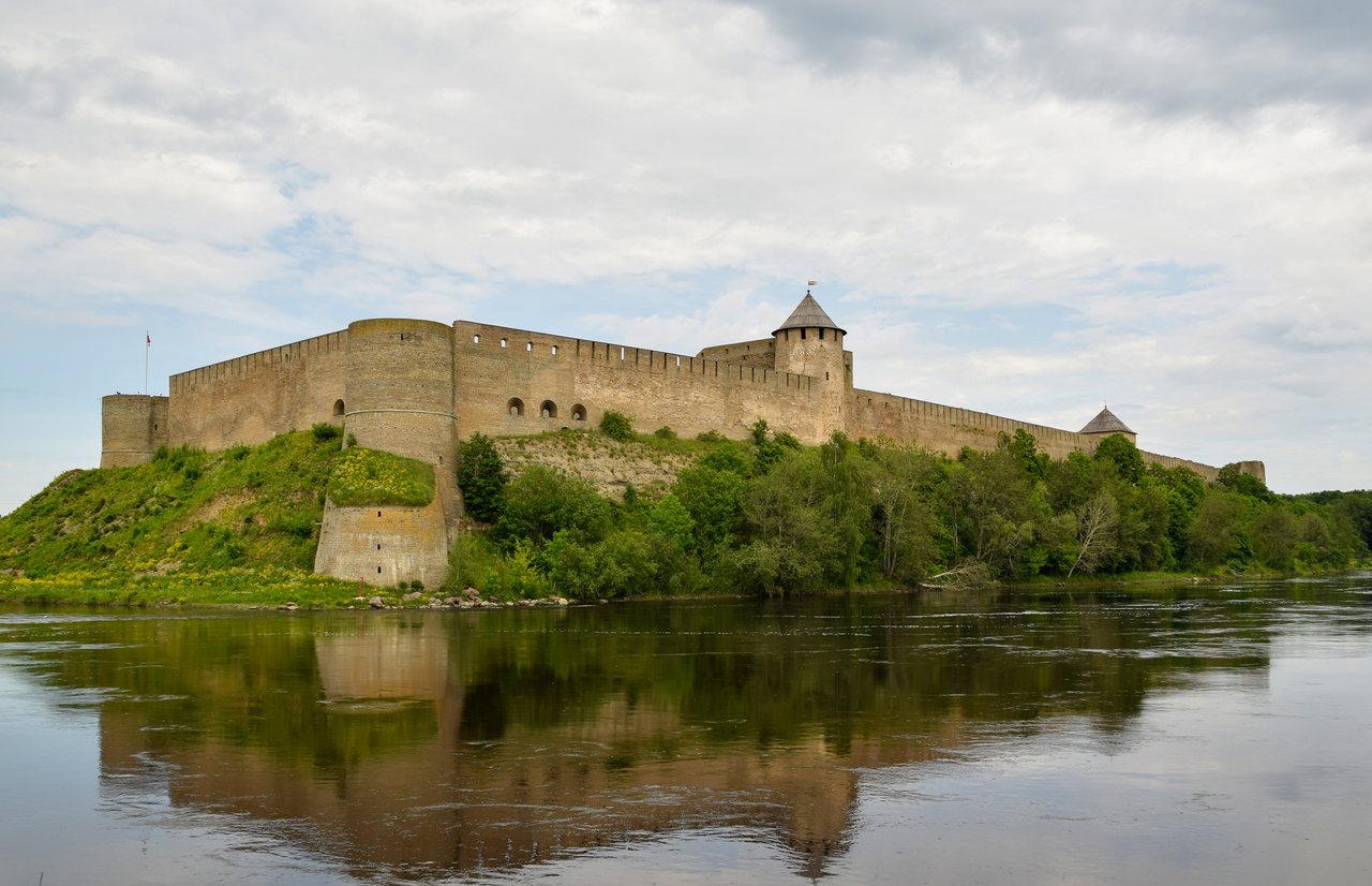 Ивангородская крепость на берегу Наровы