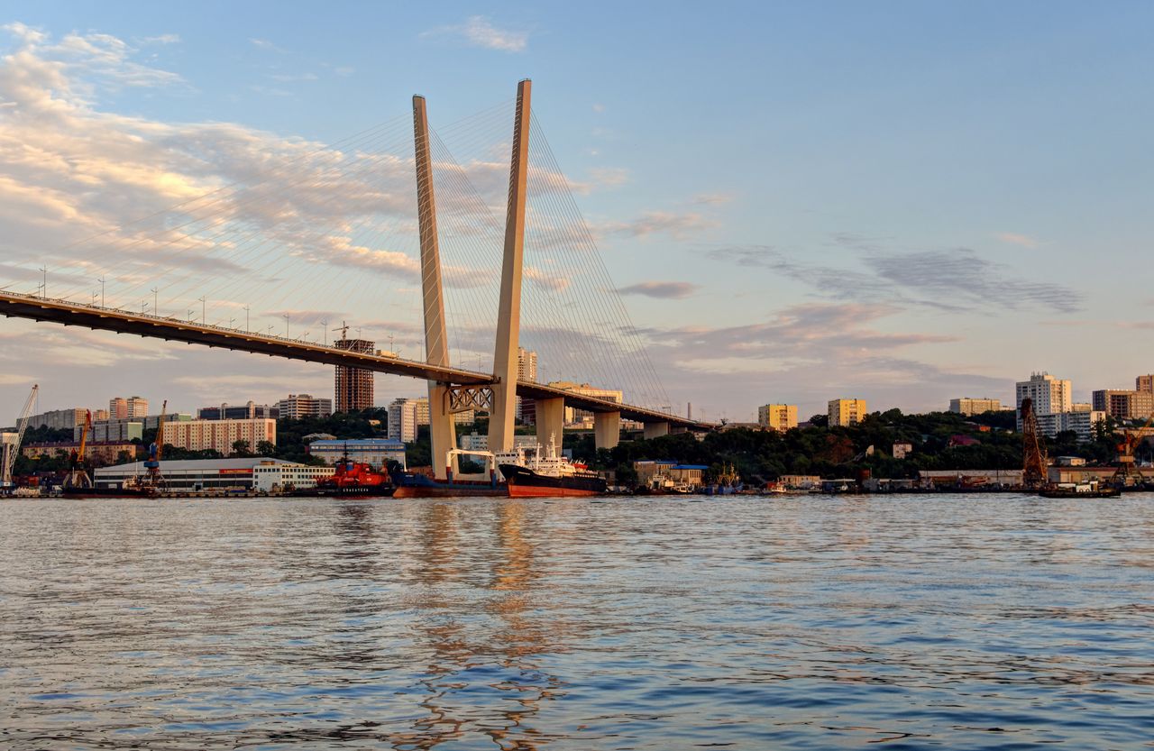 Золотой мост над бухтой Золотой Рог во Владивостоке