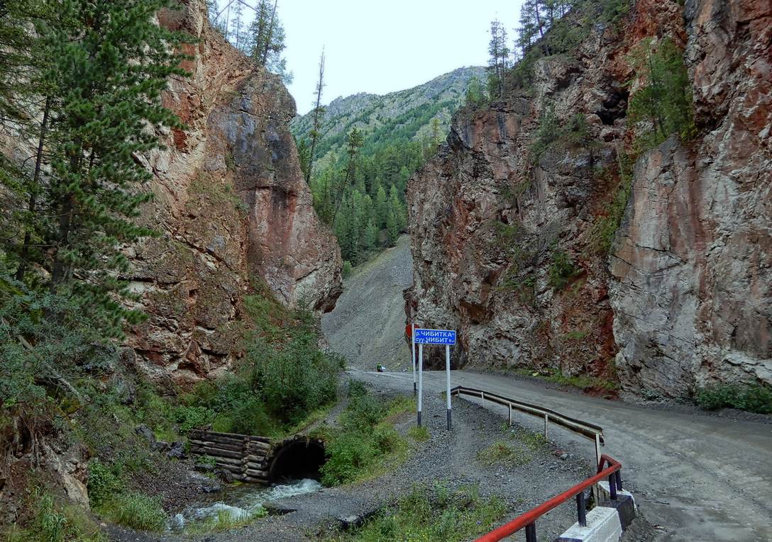 Красные ворота на Улаганском тракте на Алтае