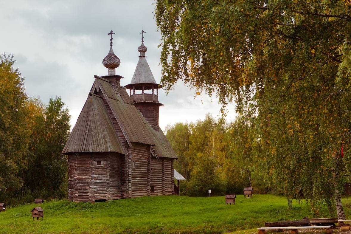 Деревянная церковь в музее Костромская слобода