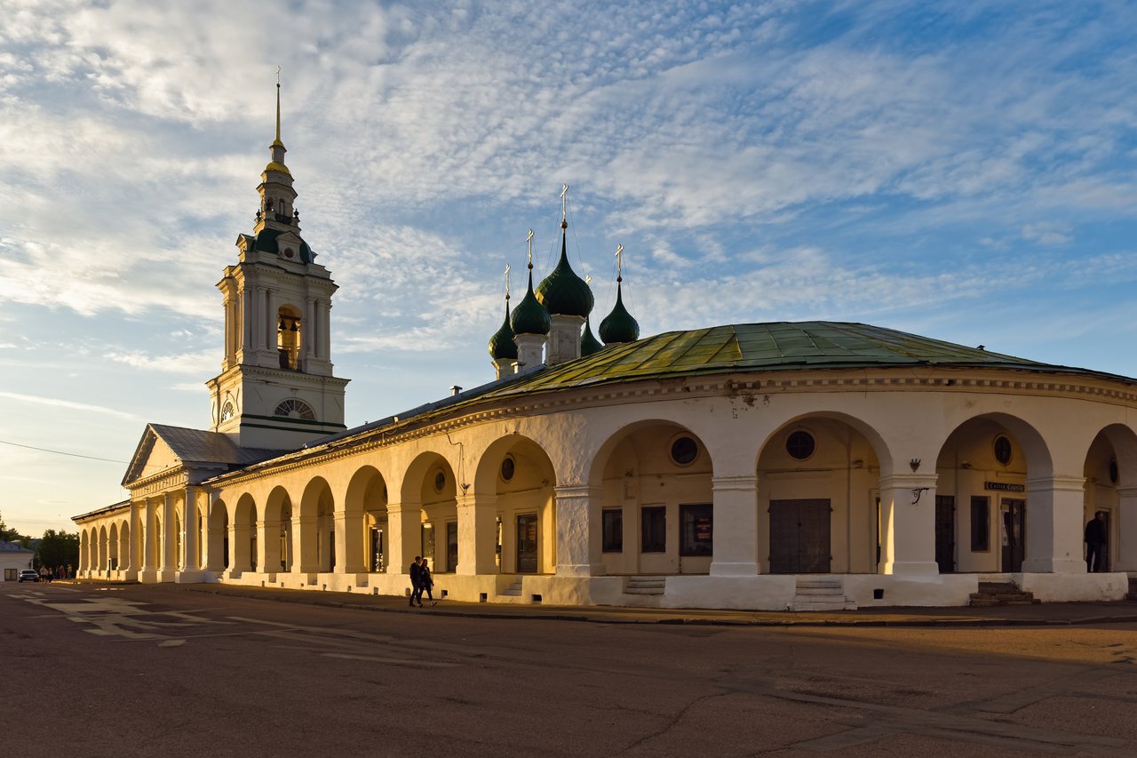 Торговые ряды с колоннадой и звонницей в Костроме