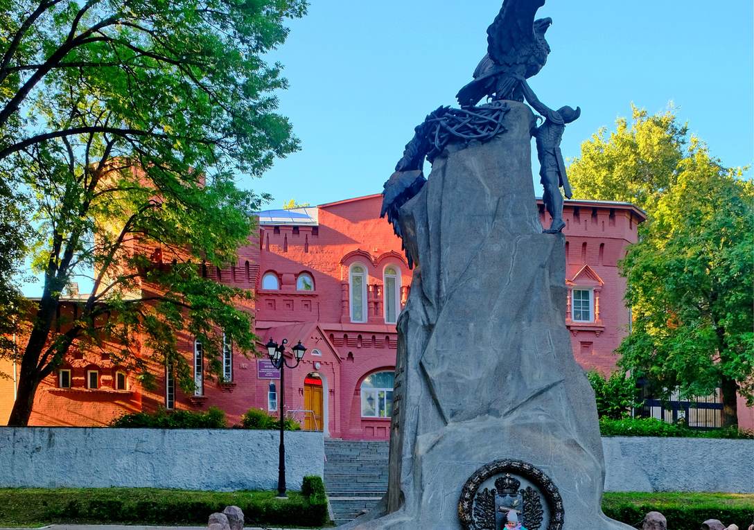 Памятник с орлами героям 1812 года в сквере Памяти Героев